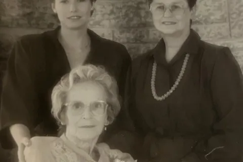 Black and white photo of a younger Diana, her mom, and Nanny