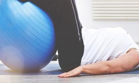 Une personne avec un ballon de Pilates
