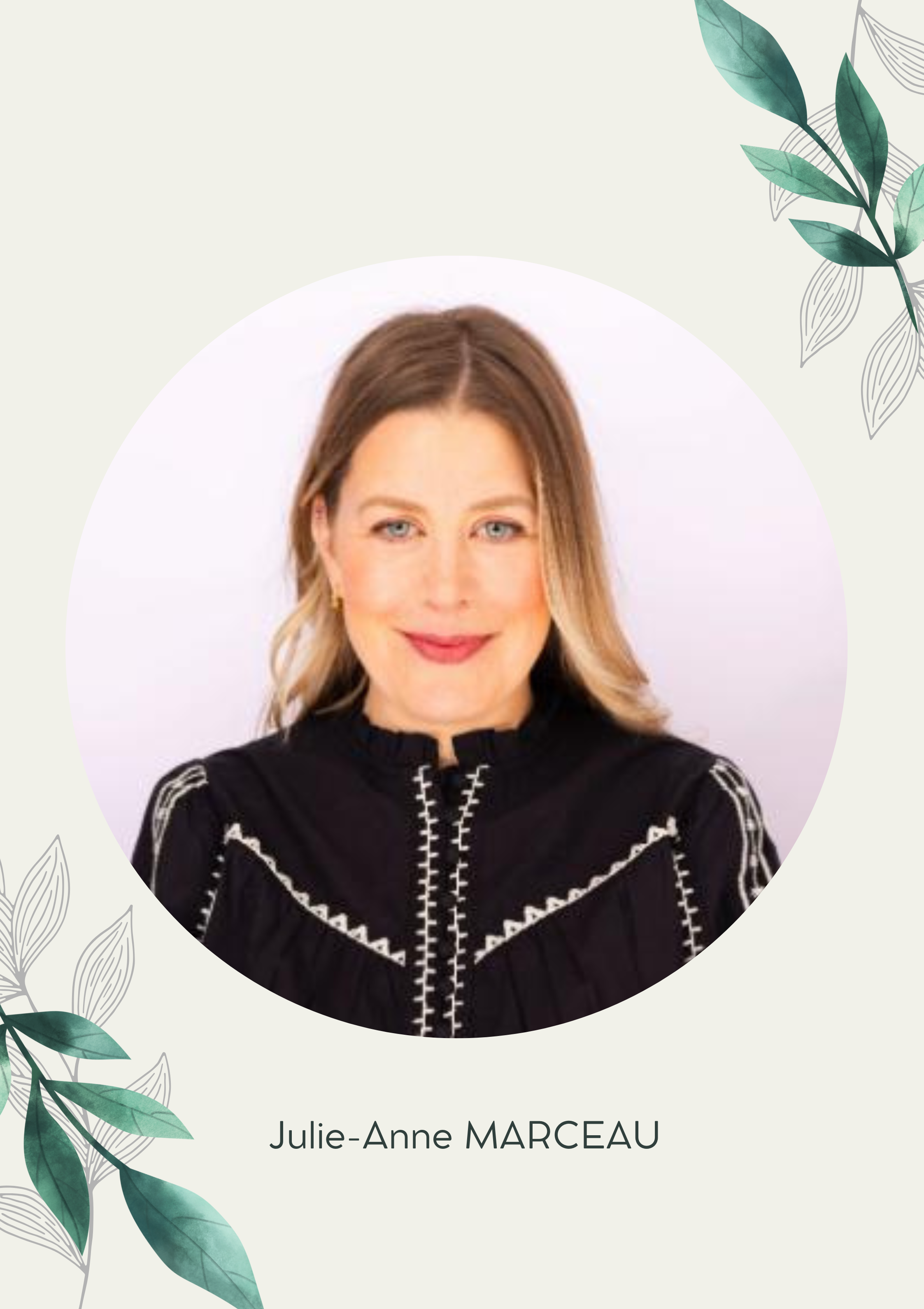 Julie-Anne Marceau, Directrice Générale de SP Canada - Montérégiennée. Elle porte un haut noir orné de motifs de couture blanc. Ses cheveux sont longs, blonds et lâchés, tombant sur ses épaules. 