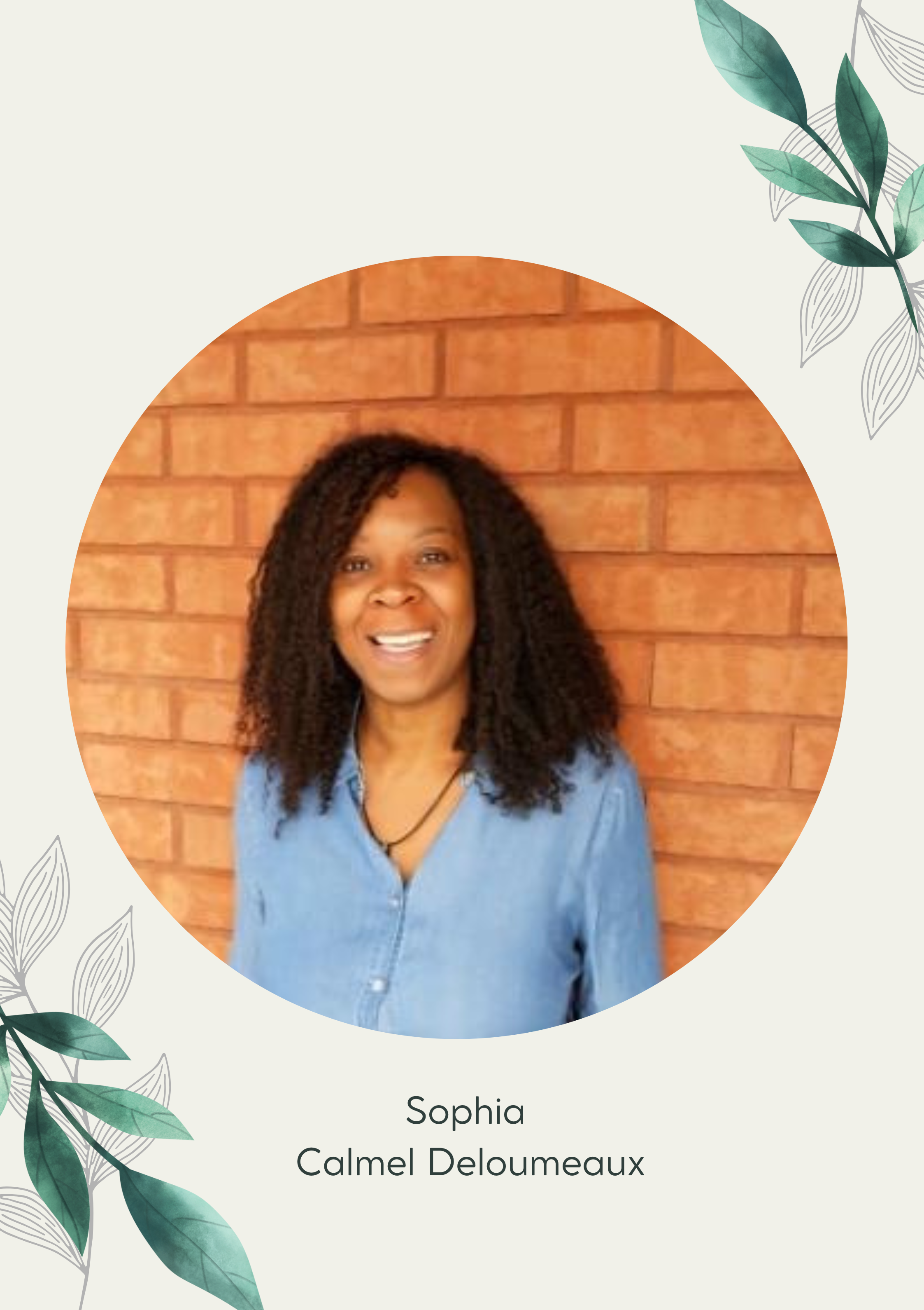 Sophia Calmel Deloumeaux, Coordonnatrice des programmes et services de SP Canada - Montérégie. Elle est debout devant un mur de briques rouges. Elle a les cheveux foncés, bouclés et volumineux. Elle porte une chemise bleue à manches longues, boutonnée jusqu’au col. 