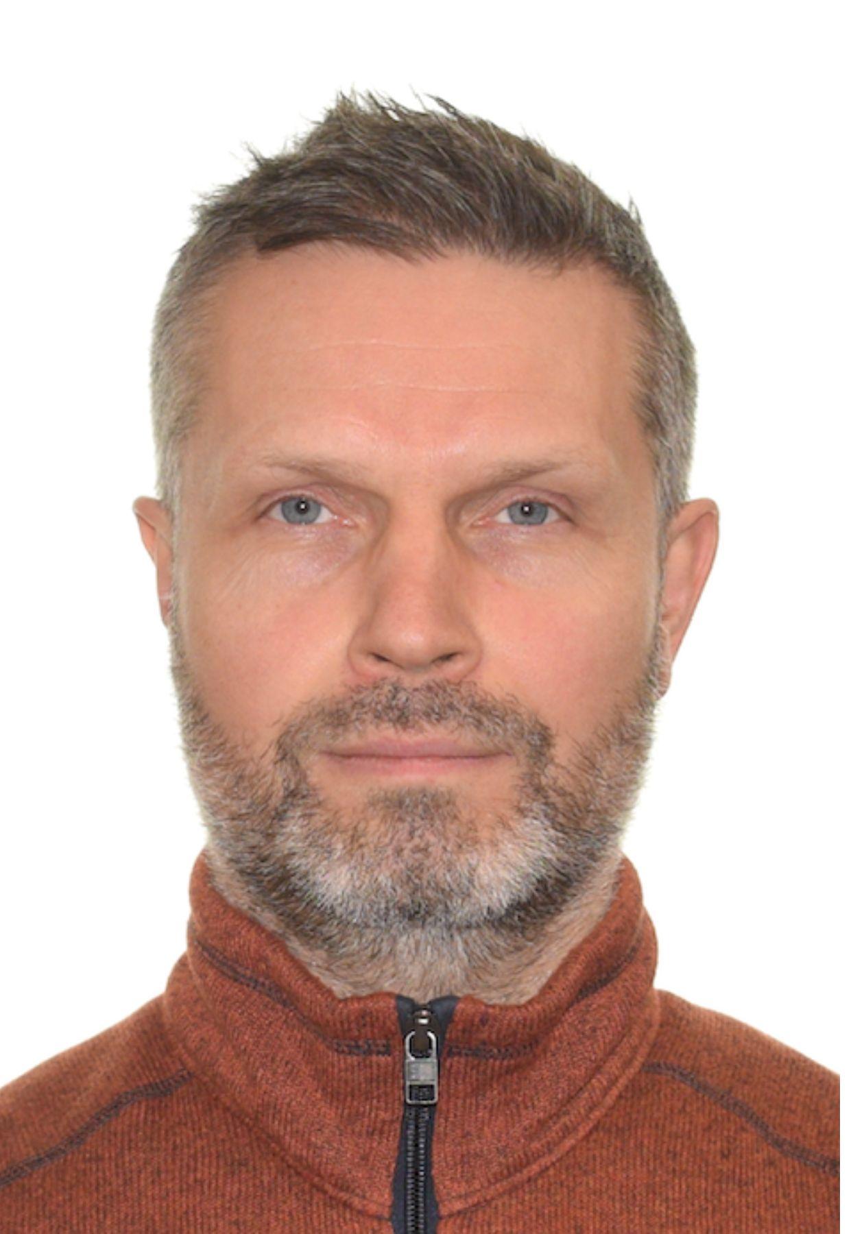 A headshot of Dr. Robert Simpson