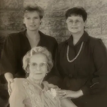 Black and white photo of a younger Diana, her mom, and Nanny